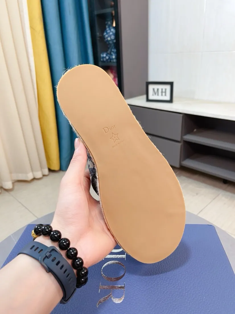 Men's men's shoes💰320🌸🌸High-end version. DIOR💁Men's slippers, high-end and upscale [strong][strong], compare quality at counters. The upper is hand-drawn, a combination of native hemp and raw rubber sole [strong][strong], breathable and non-slip outsole [rose][rose], breathable and comfortable lambskin lining, density 100% comfortable [gift][gift], original wear-resistant code number 38-44. Can be customized 45-46-47
